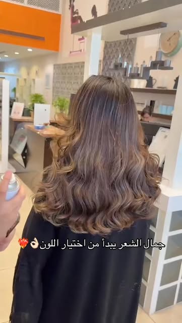 تصفيف ولون شعر من منشور منى الكون في يونيو 2026